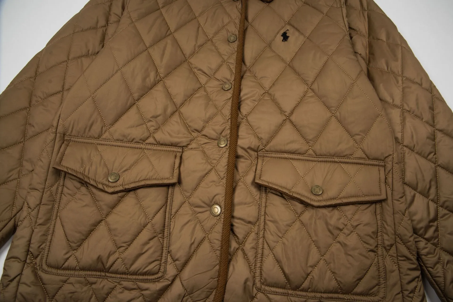 P330 Model No.: G130 Ralph Lauren New Ralph Lauren chest logo embroidery diamond plaid lapel corduroy cotton jacket 1️⃣Selected high-quality high-elastic cotton, perfect control of workmanship details, exquisite small logo embroidery on the chest, corduroy color-blocked lapels, pocket design full of details, highlighting personality! The version is simple but not simple! 3️⃣It is very youthful and energetic, and can be easily worn by both men and women. It is very in line with the fashion aesthetic concepts of today's young people! 4️⃣A full set of customized accessories, complete with three standards, same style for men and women, a must-have for couples! Color: black, navy blue, apricot Size: S, M, L, XL